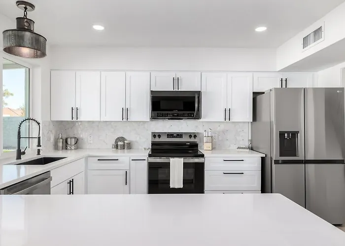 Modern House In Lakes Community Tempe