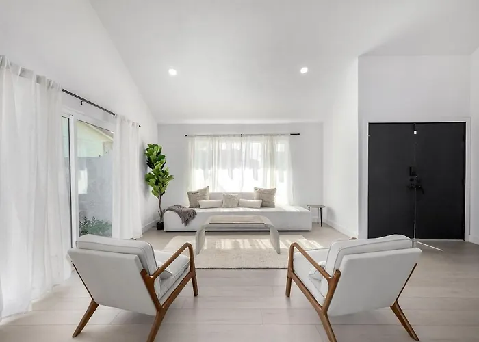 Modern House In Lakes Community Apartment