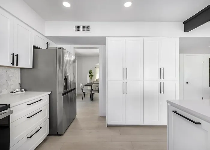 Modern House In Lakes Community Tempe