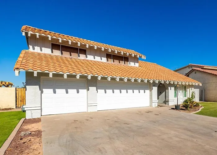 Modern House In Lakes Community