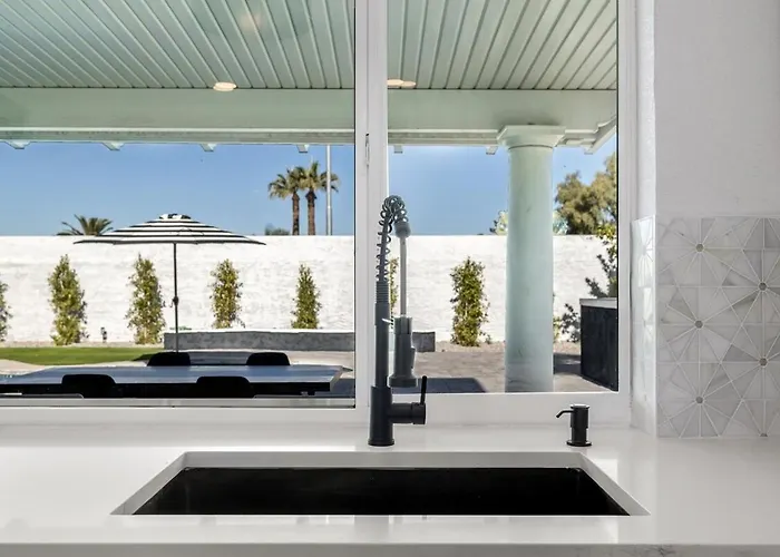 Modern House In Lakes Community Apartment