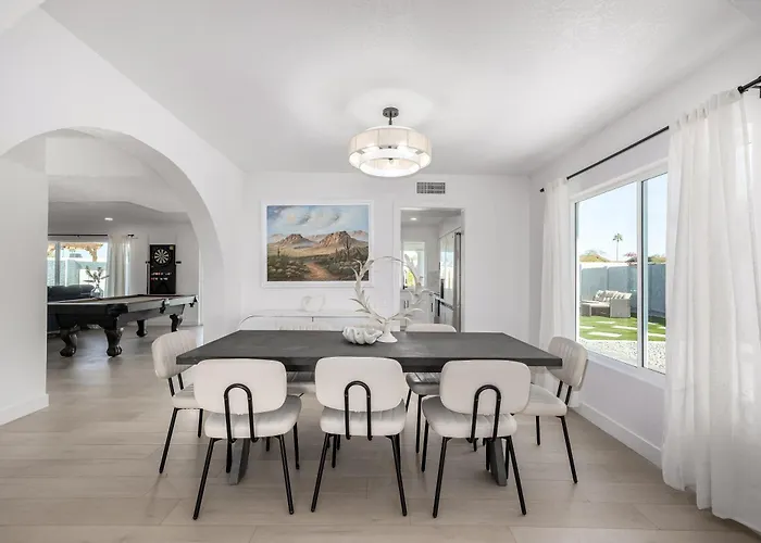 Modern House In Lakes Community