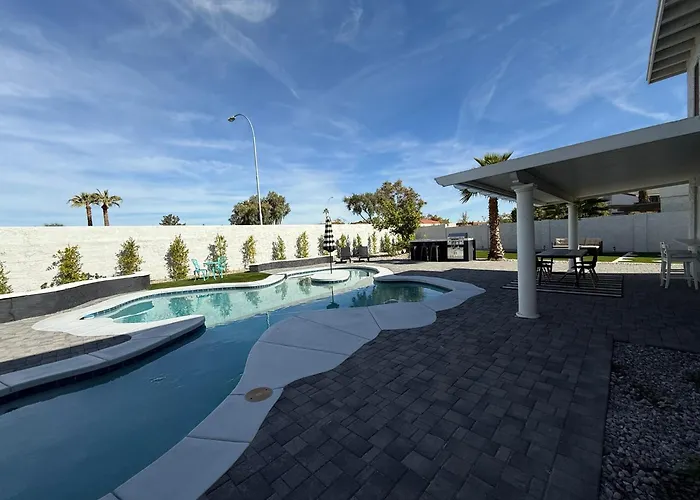 Modern House In Lakes Community *